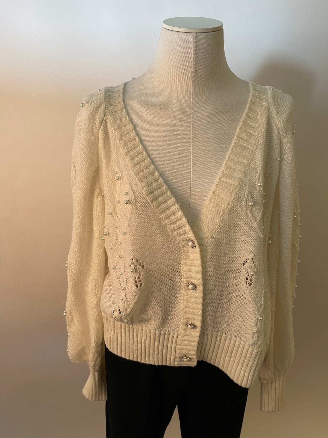 Strickjacke mit Perlen