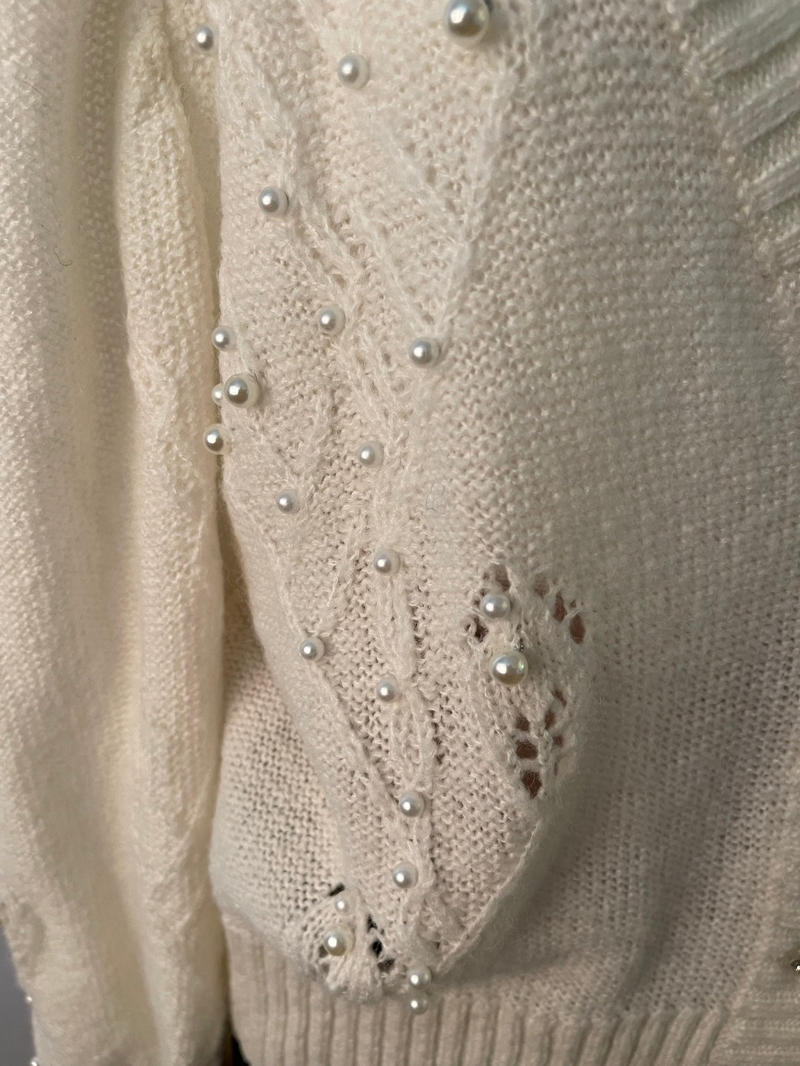 Strickjacke mit Perlen