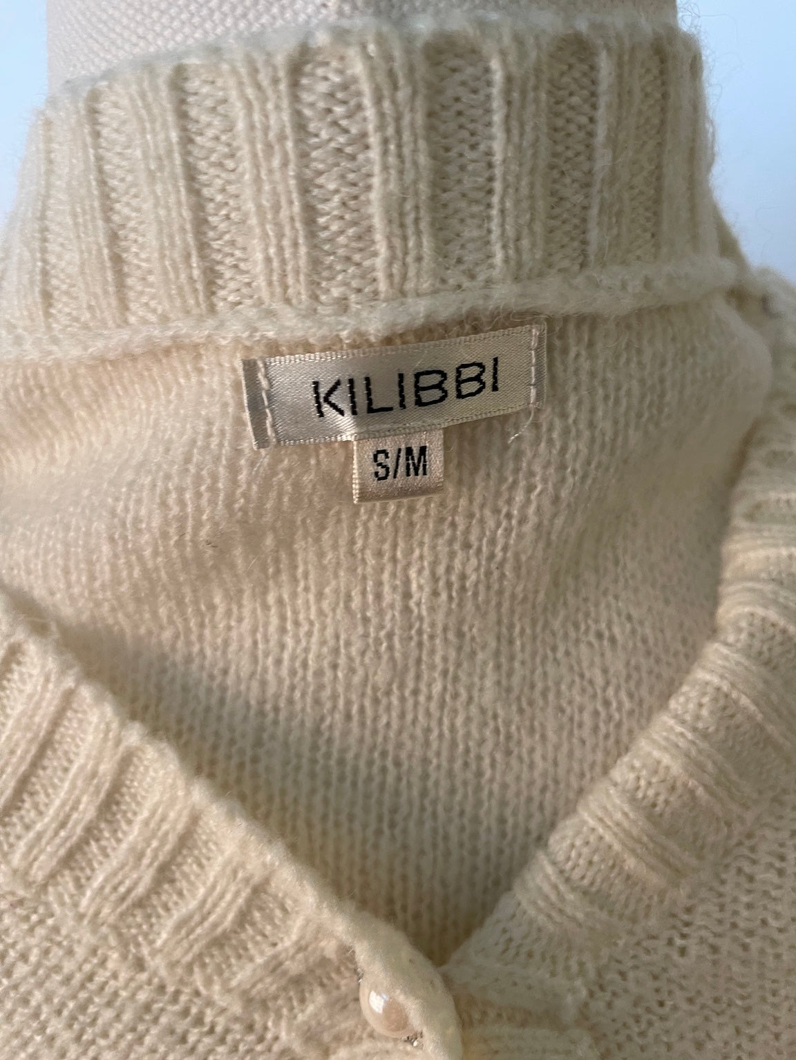 Strickjacke mit Perlen
