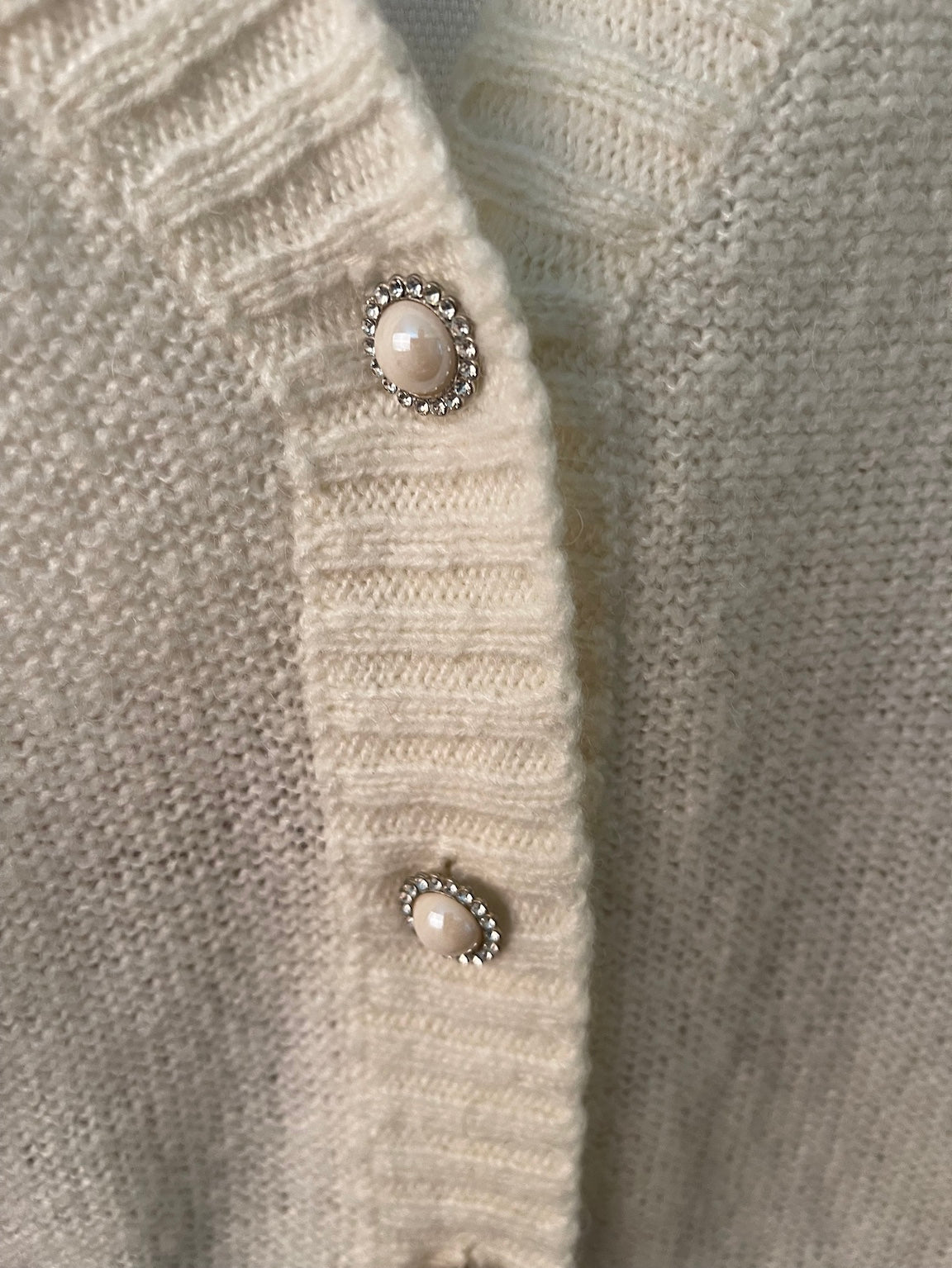 Strickjacke mit Perlen