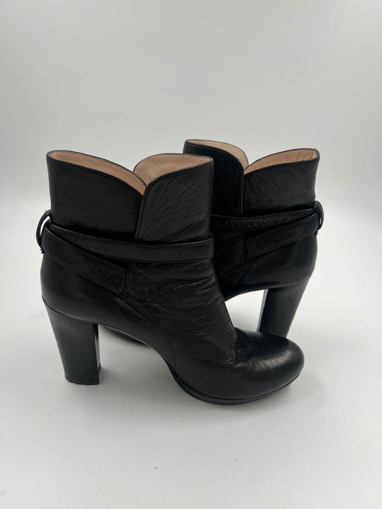 Heels mit goldiger Schnalle