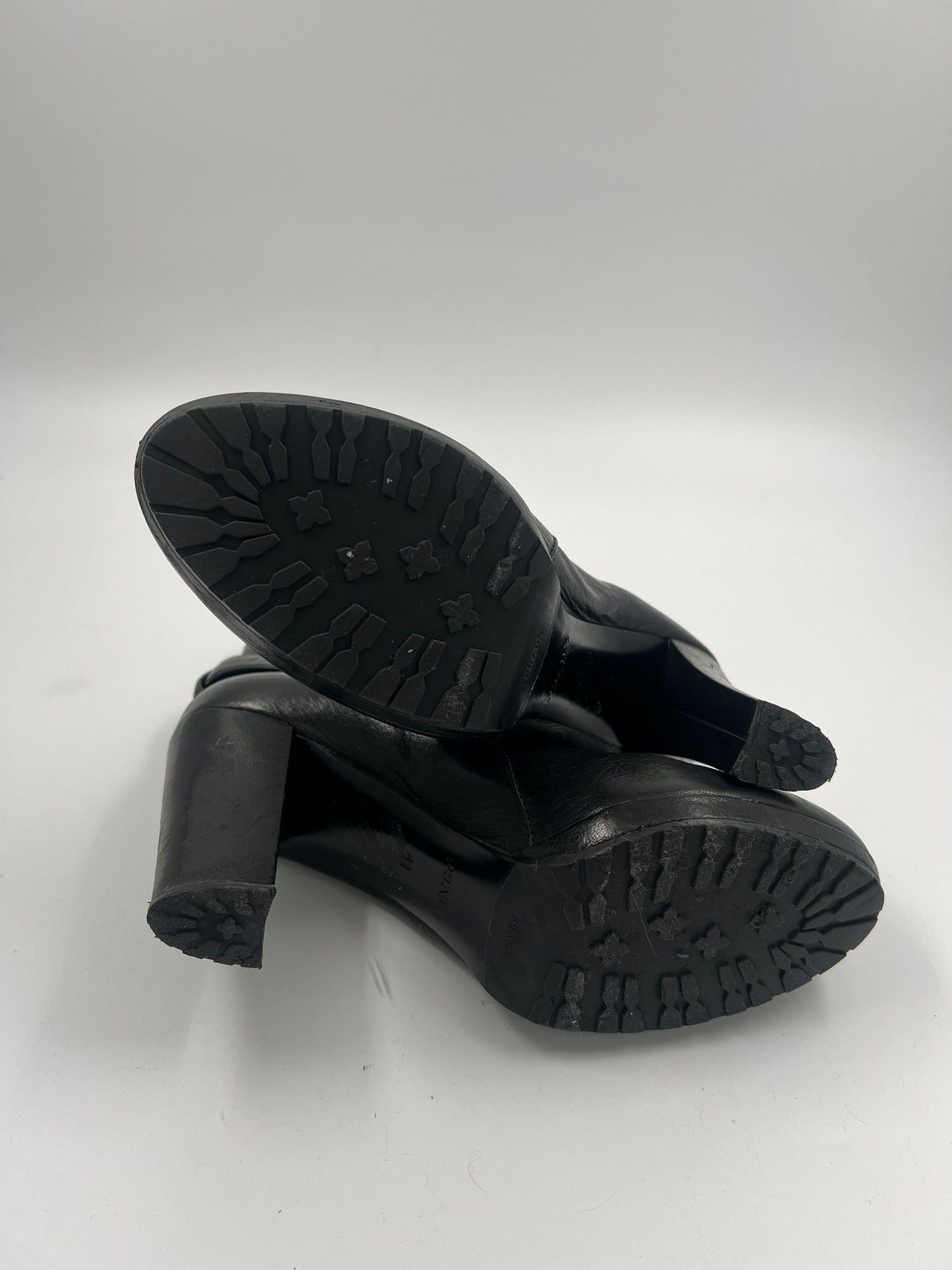 Heels mit goldiger Schnalle