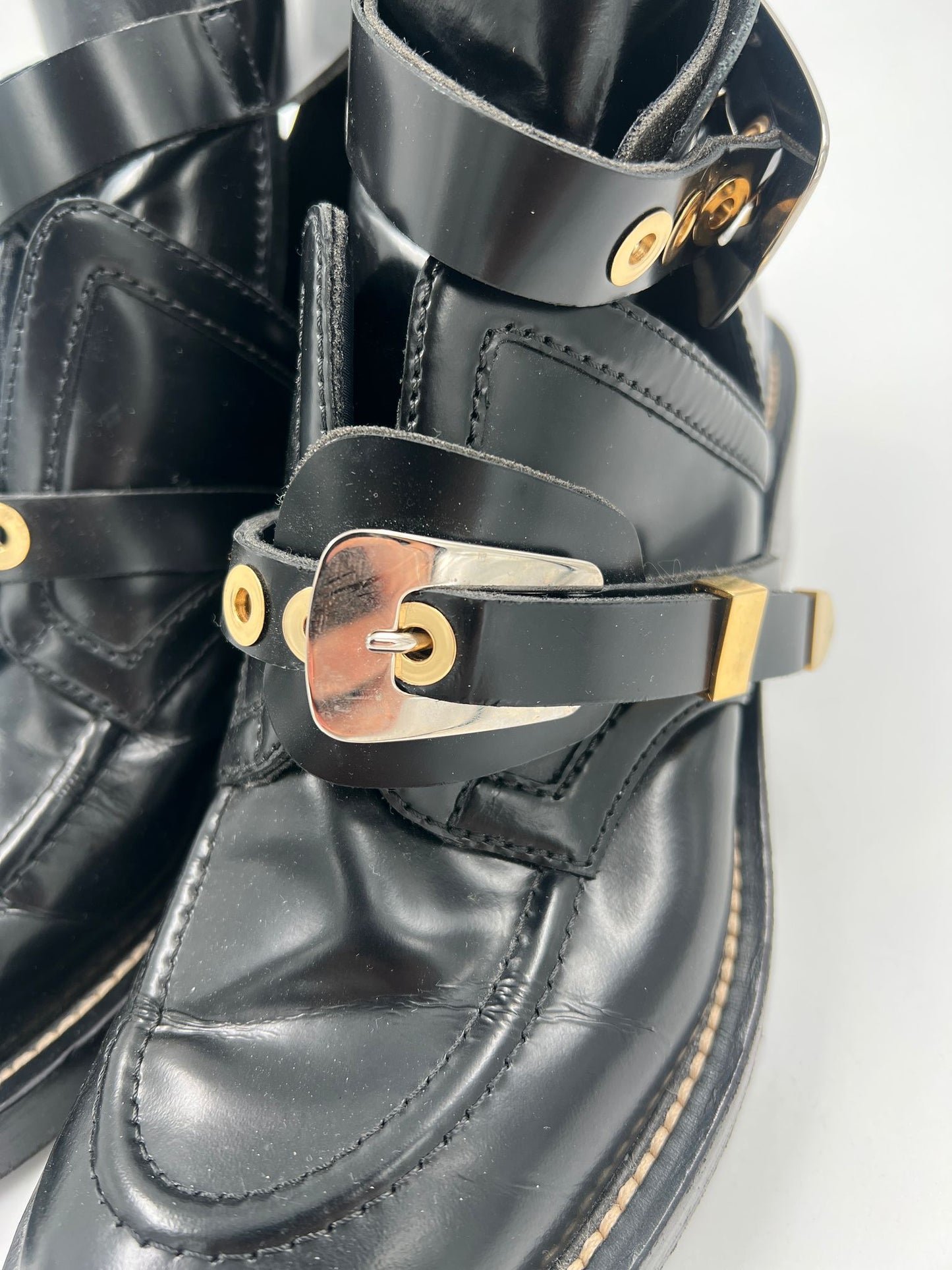 Stiefeletten mit goldigen Schnallen