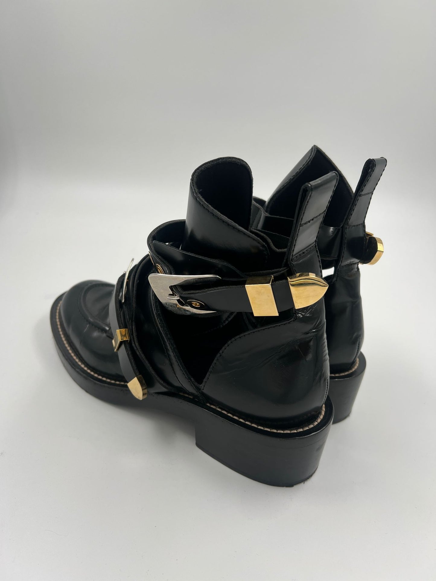 Stiefeletten mit goldigen Schnallen