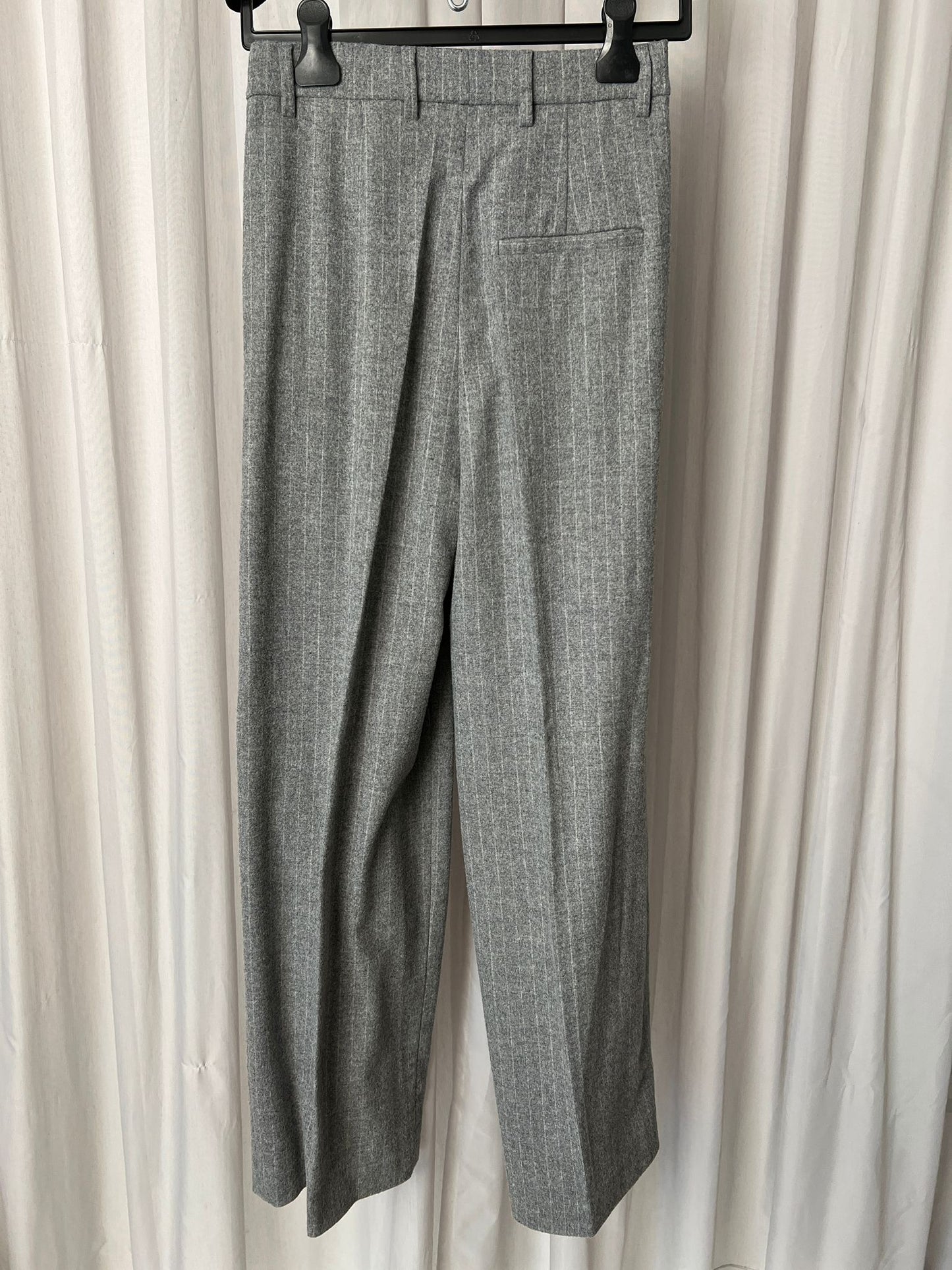 Hose mit Nadelstreifen