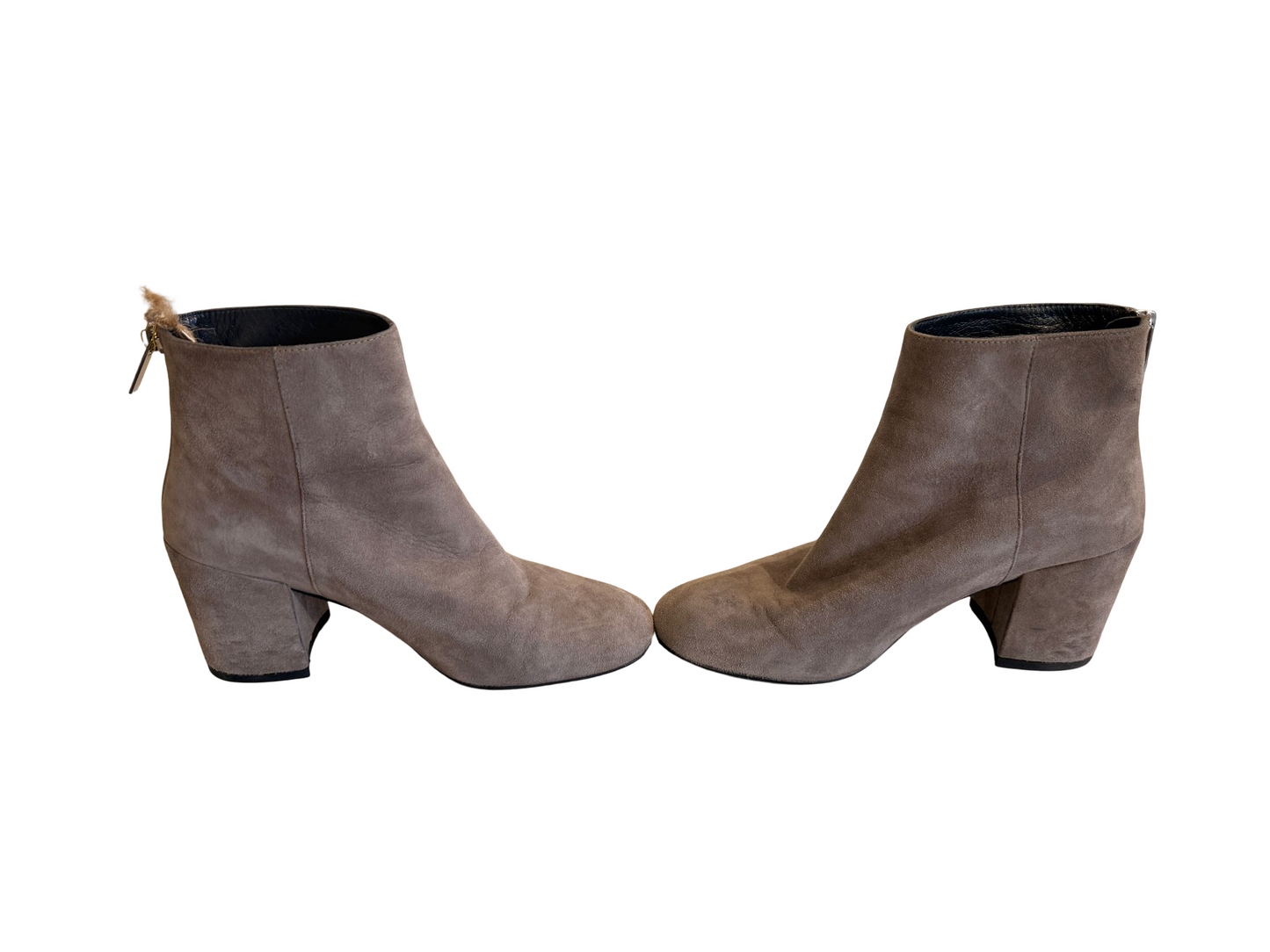 Die Stiefeletten sind GRAU