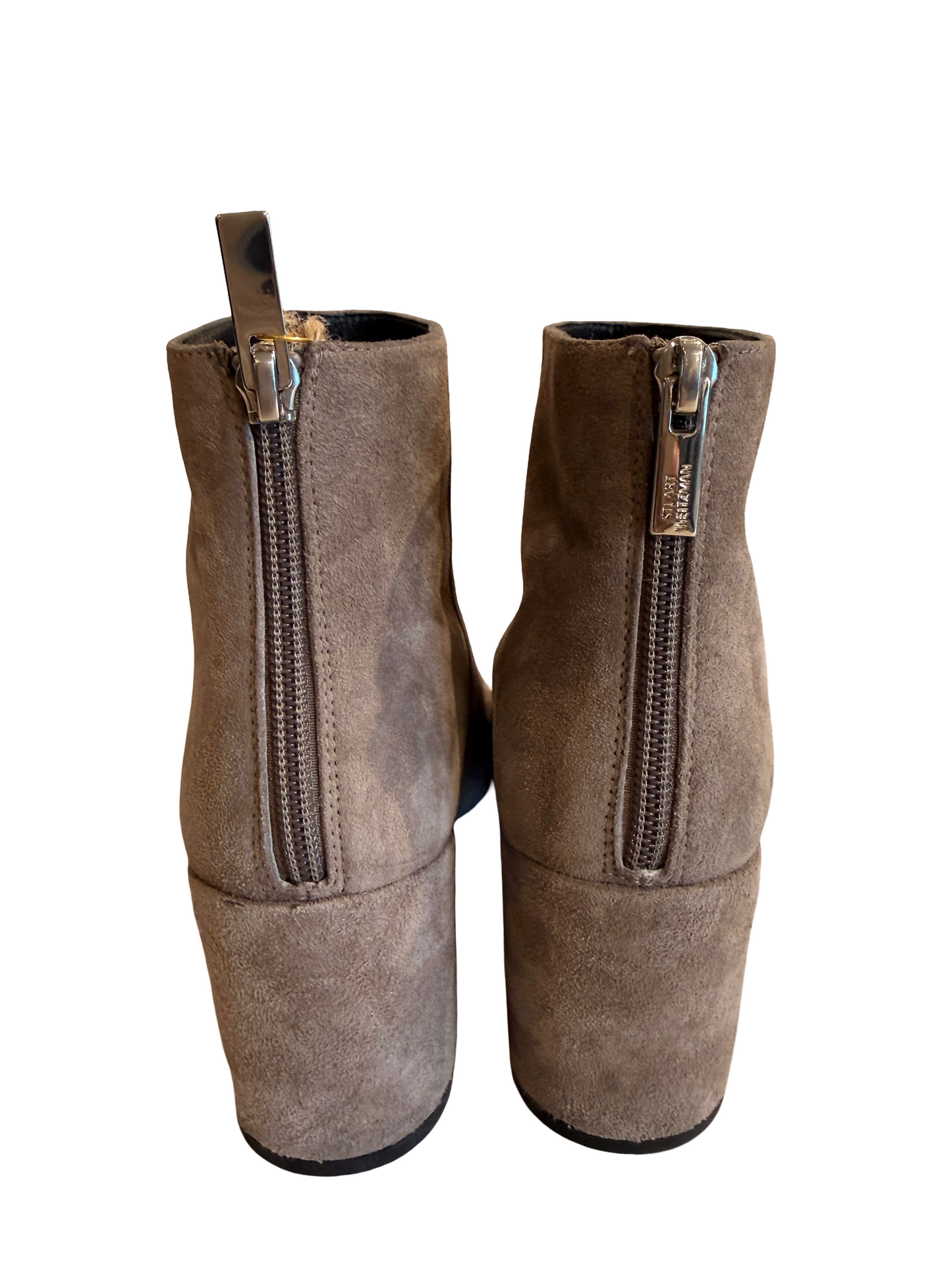Die Stiefeletten sind GRAU