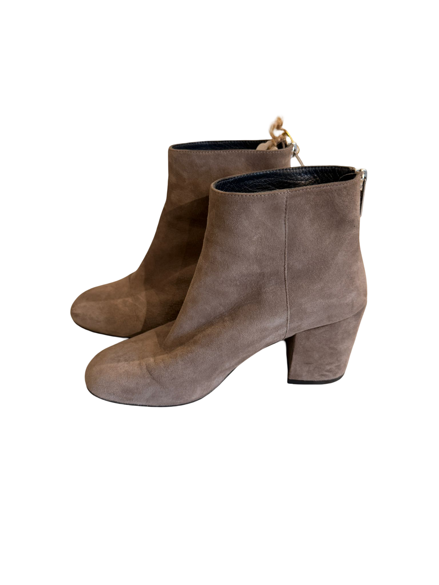 Die Stiefeletten sind GRAU