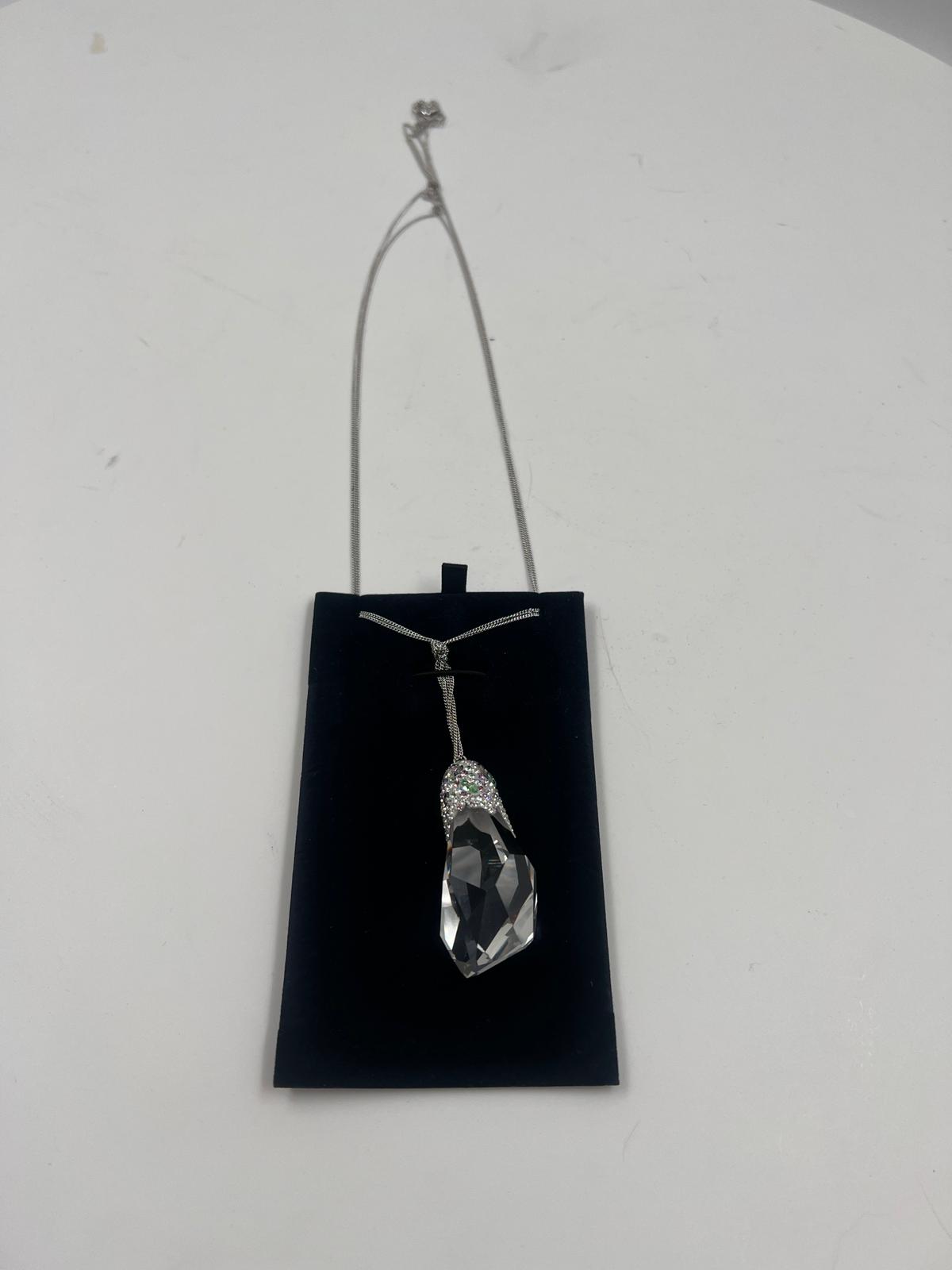 Halskette mit grossem weissem Stein