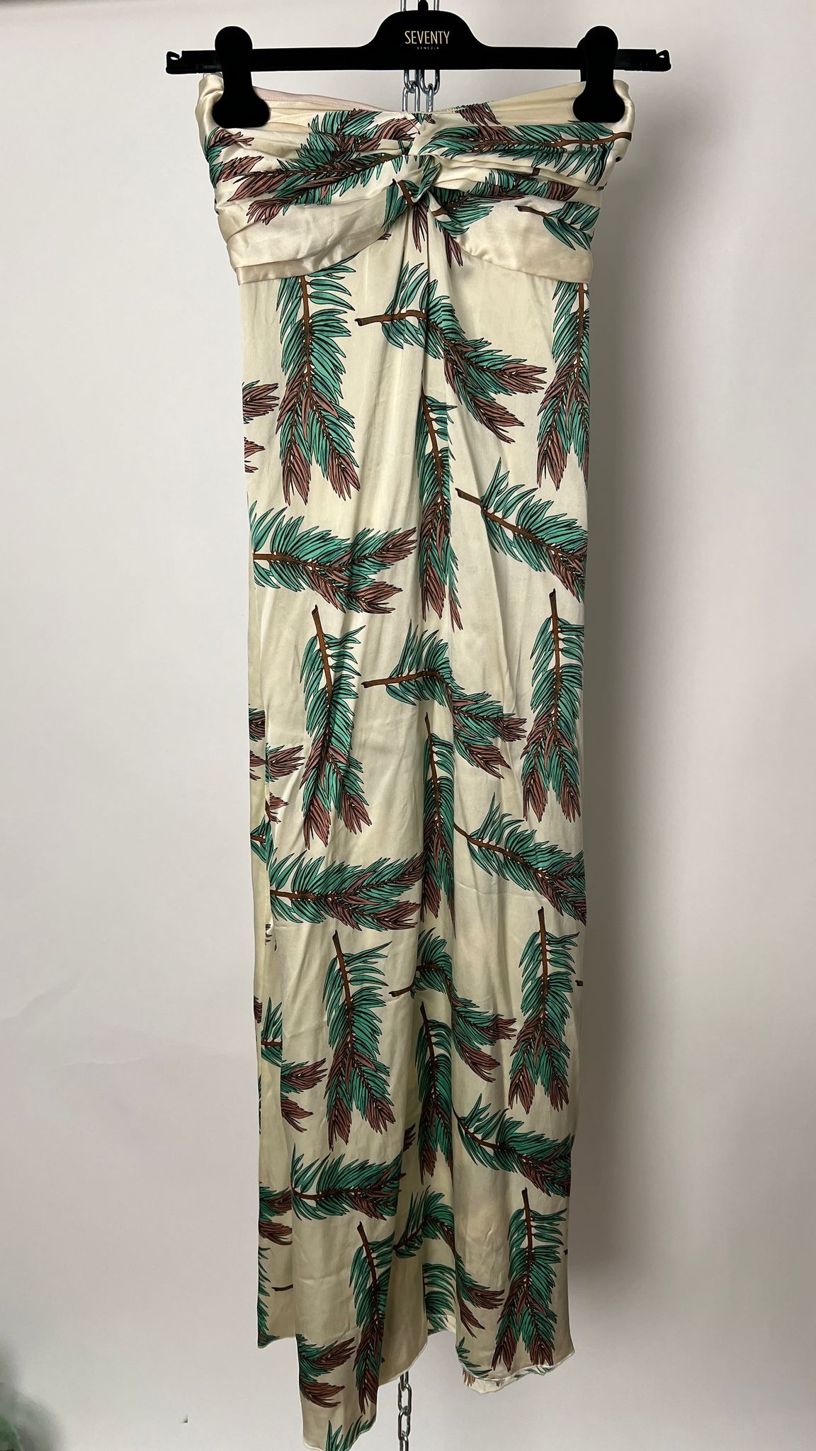 Bandeau-Kleid mit Pfauenfedern