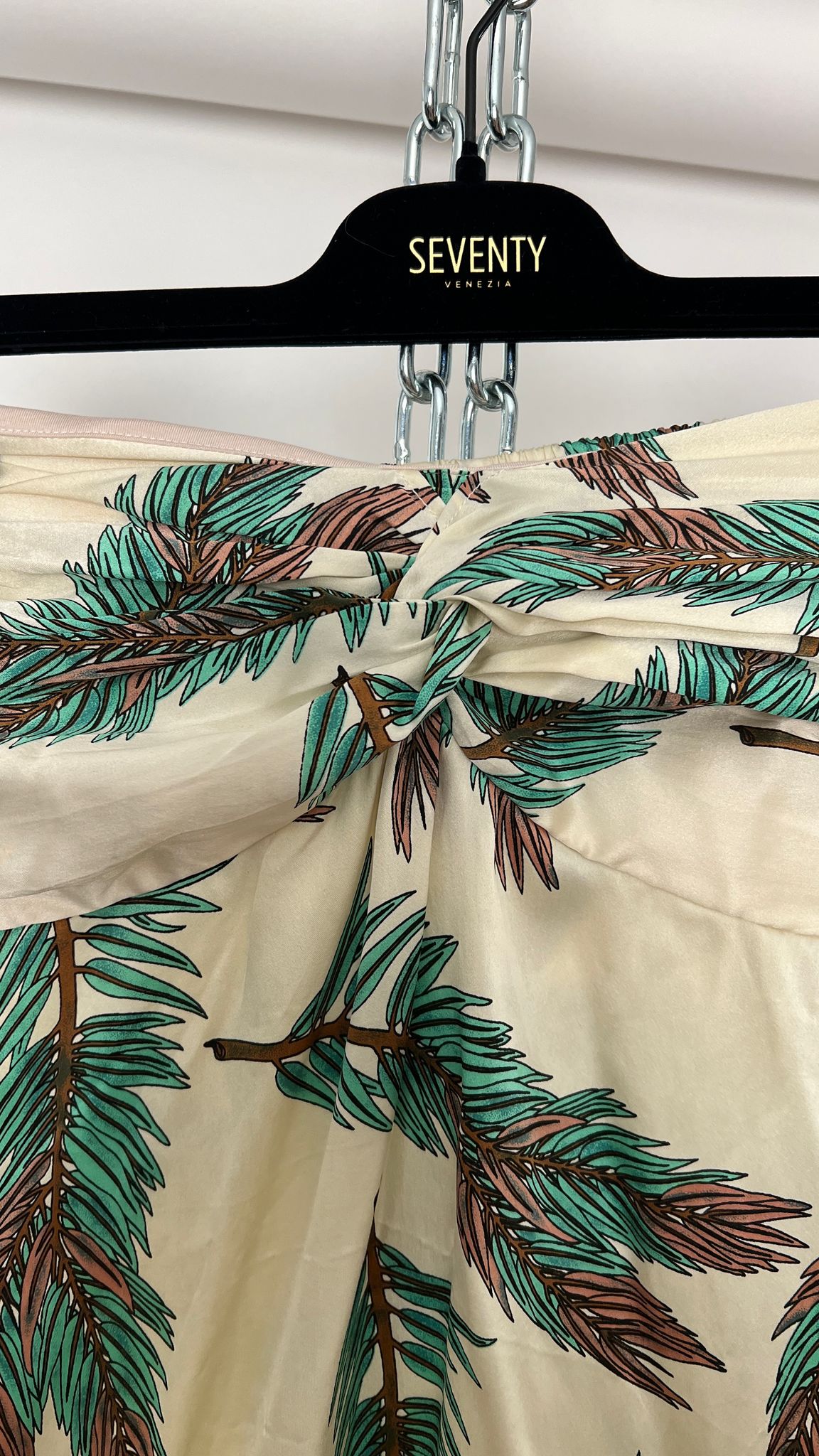 Bandeau-Kleid mit Pfauenfedern