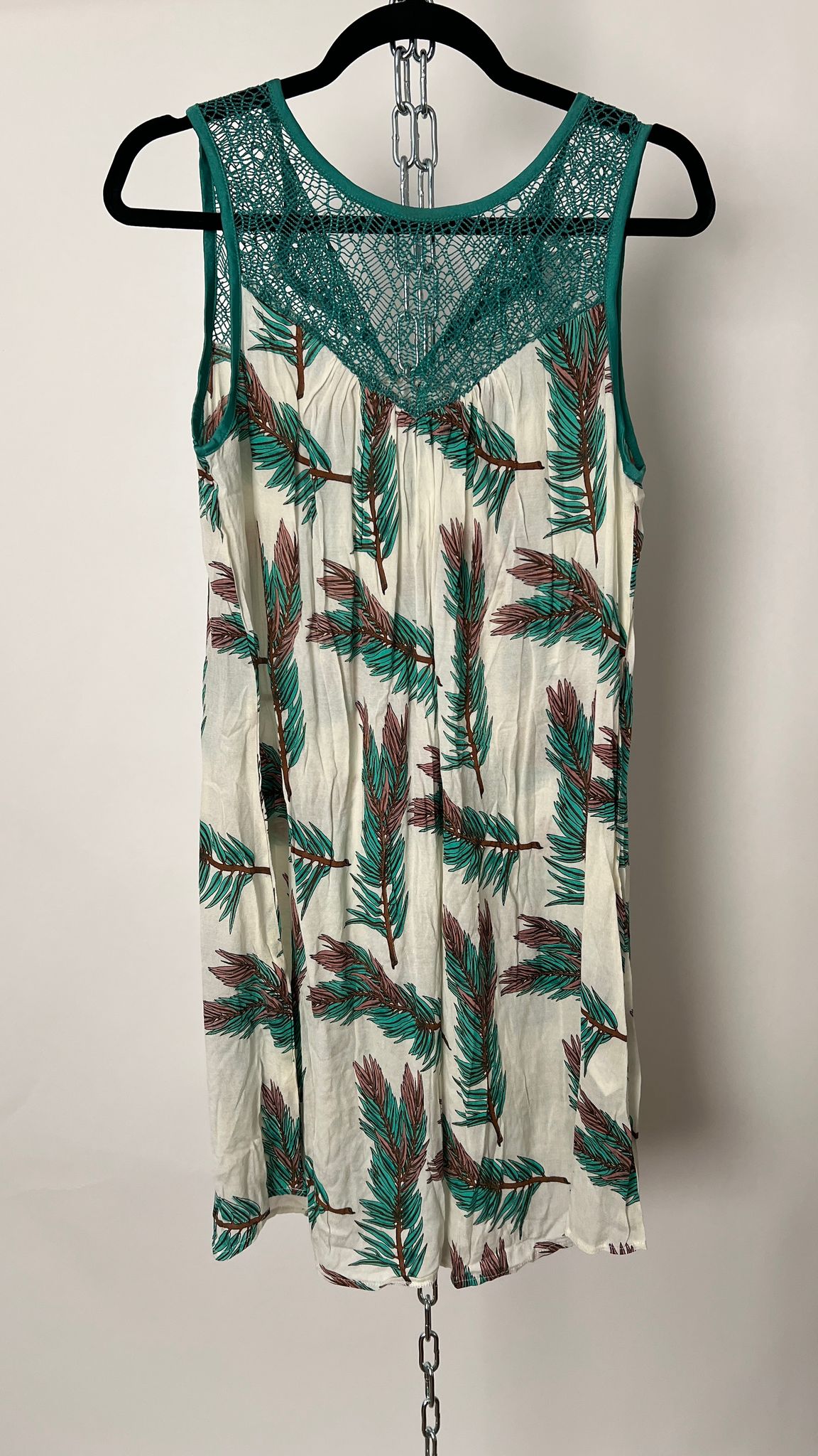 Kleid mit Pfauenfedern