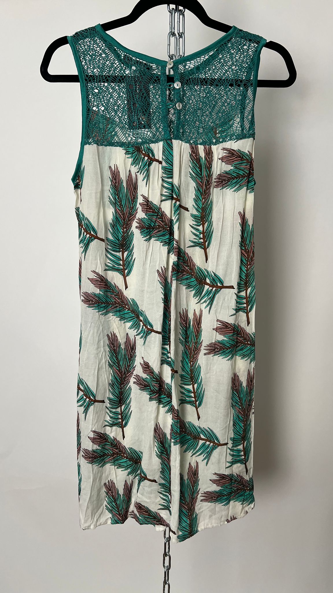 Kleid mit Pfauenfedern