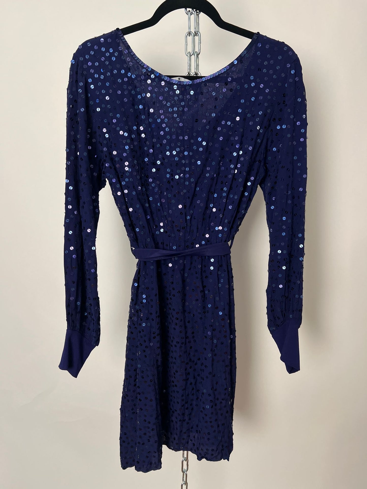 Pailletten-Kleid mit Gürtel