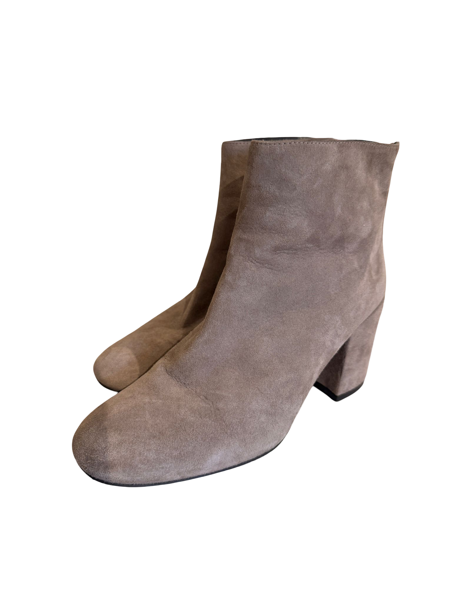 Die Stiefeletten sind GRAU