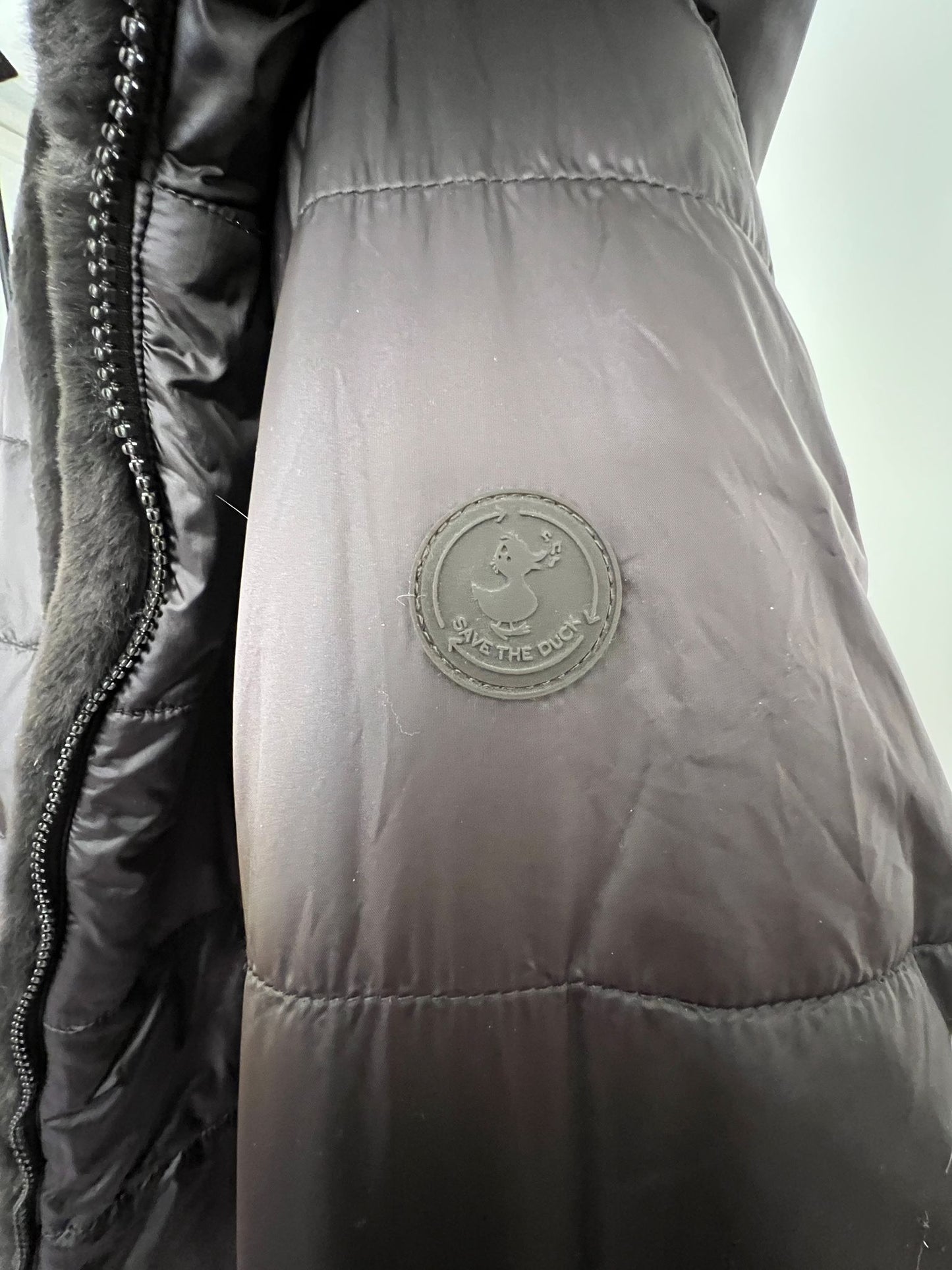 Daunenjacke reversible mit Kapuze