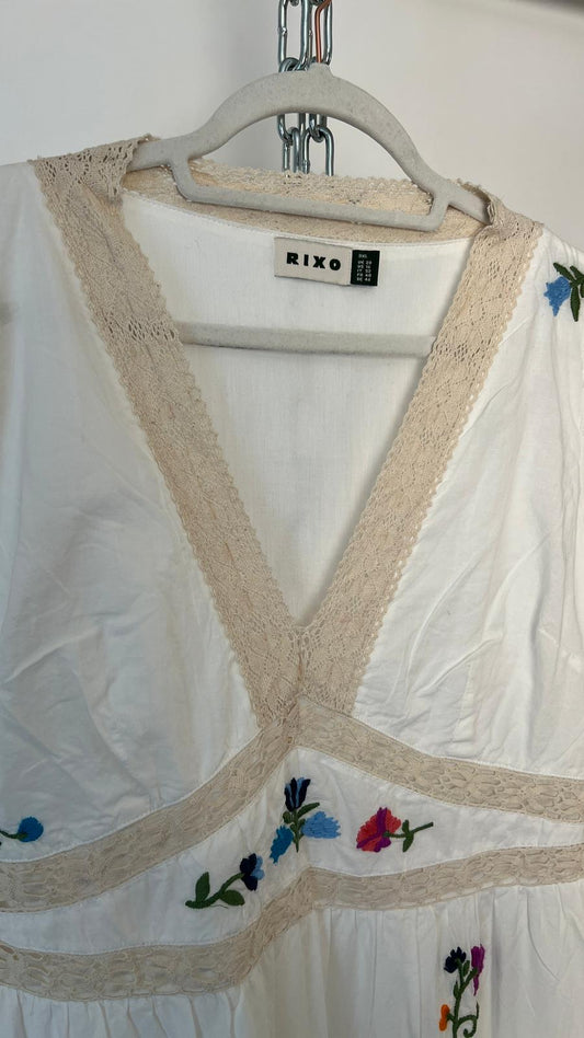 Kleid bestickt