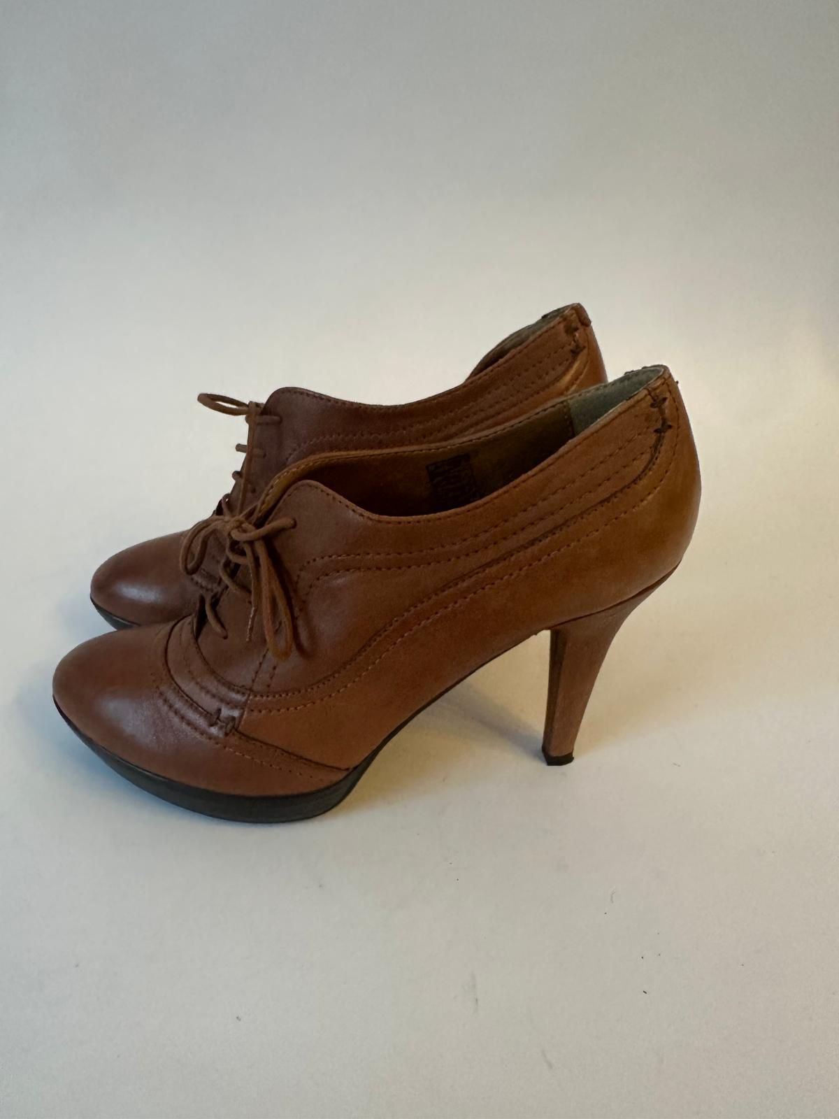 Schnür-Pumps