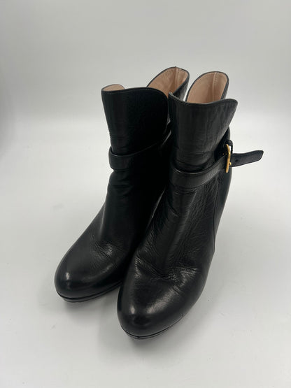 Heels mit goldiger Schnalle
