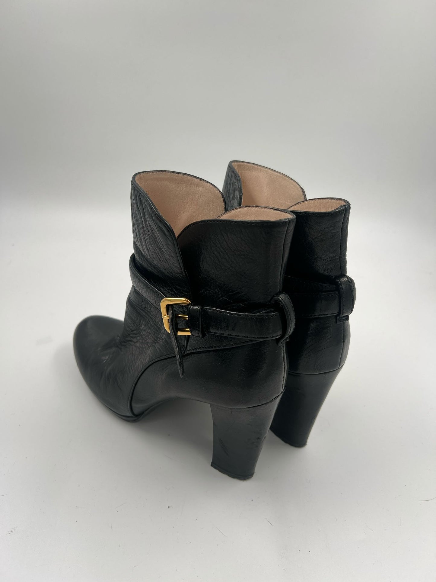 Heels mit goldiger Schnalle