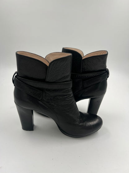Heels mit goldiger Schnalle