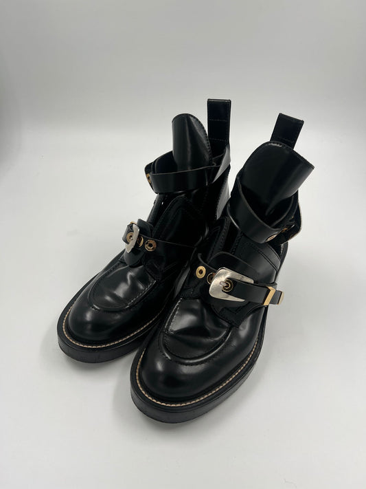 Stiefeletten mit goldigen Schnallen