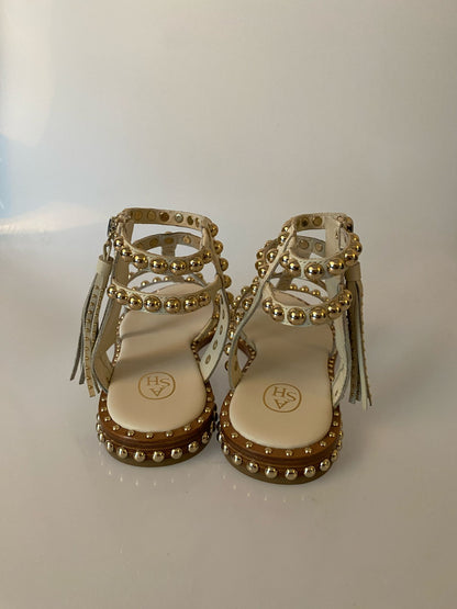 Sandalen mit Nieten