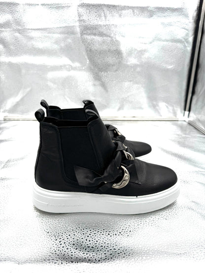 Stiefeletten / Sneakers