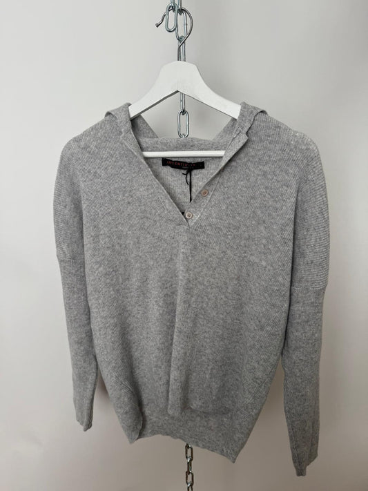 Strickpulli mit Knöpfen
