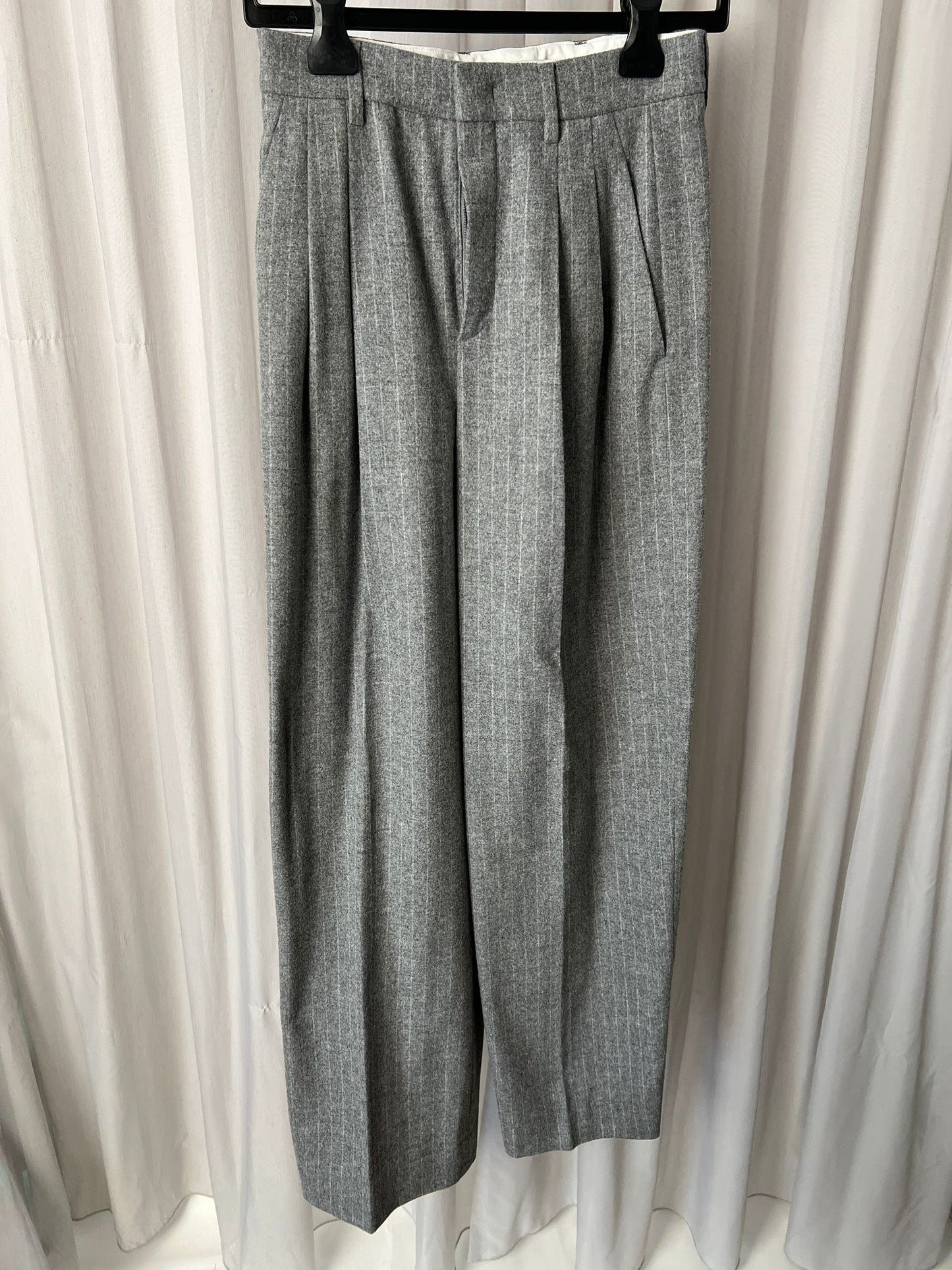 Hose mit Nadelstreifen