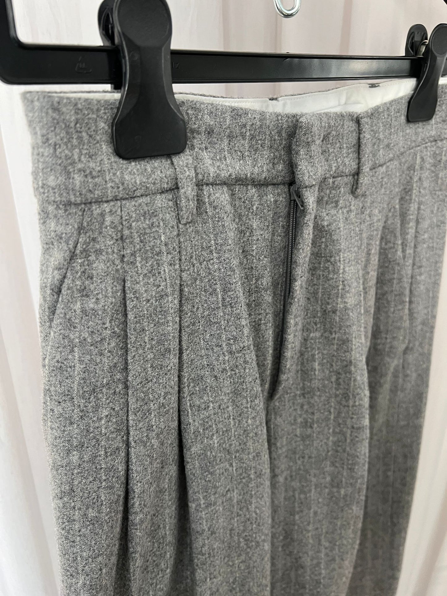 Hose mit Nadelstreifen