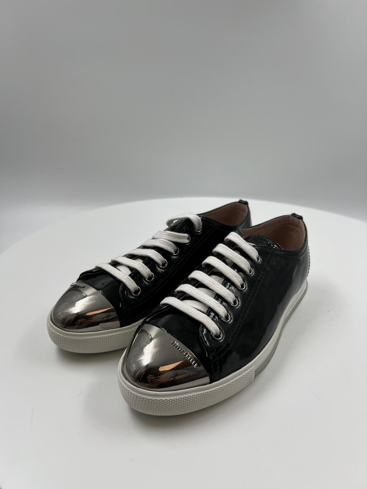 Sneakers Lack mit silbriger Spitze