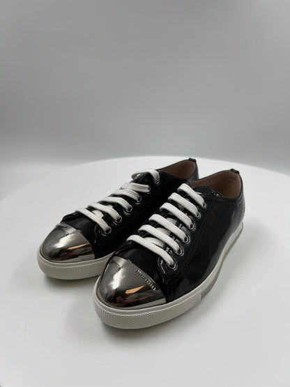 Sneakers Lack mit silbriger Spitze