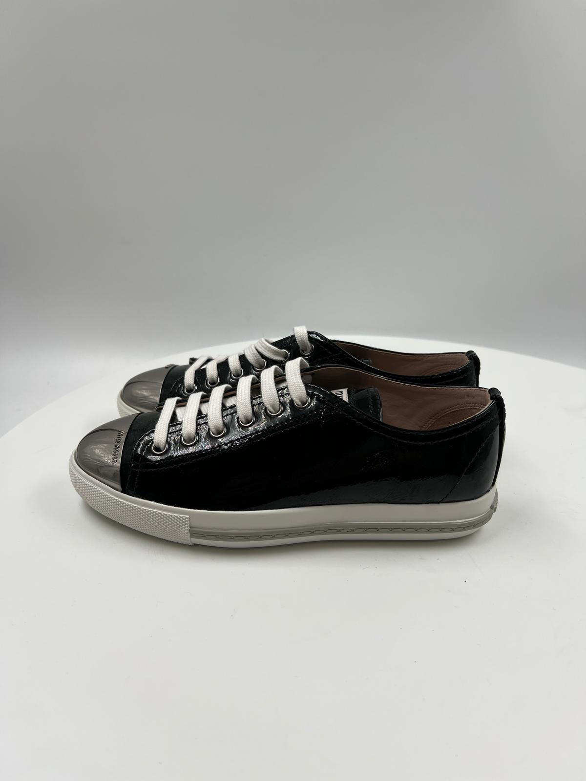 Sneakers Lack mit silbriger Spitze