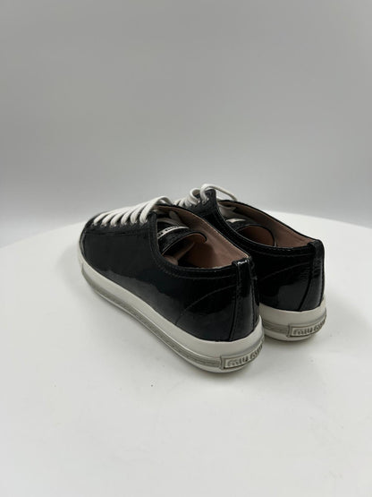 Sneakers Lack mit silbriger Spitze