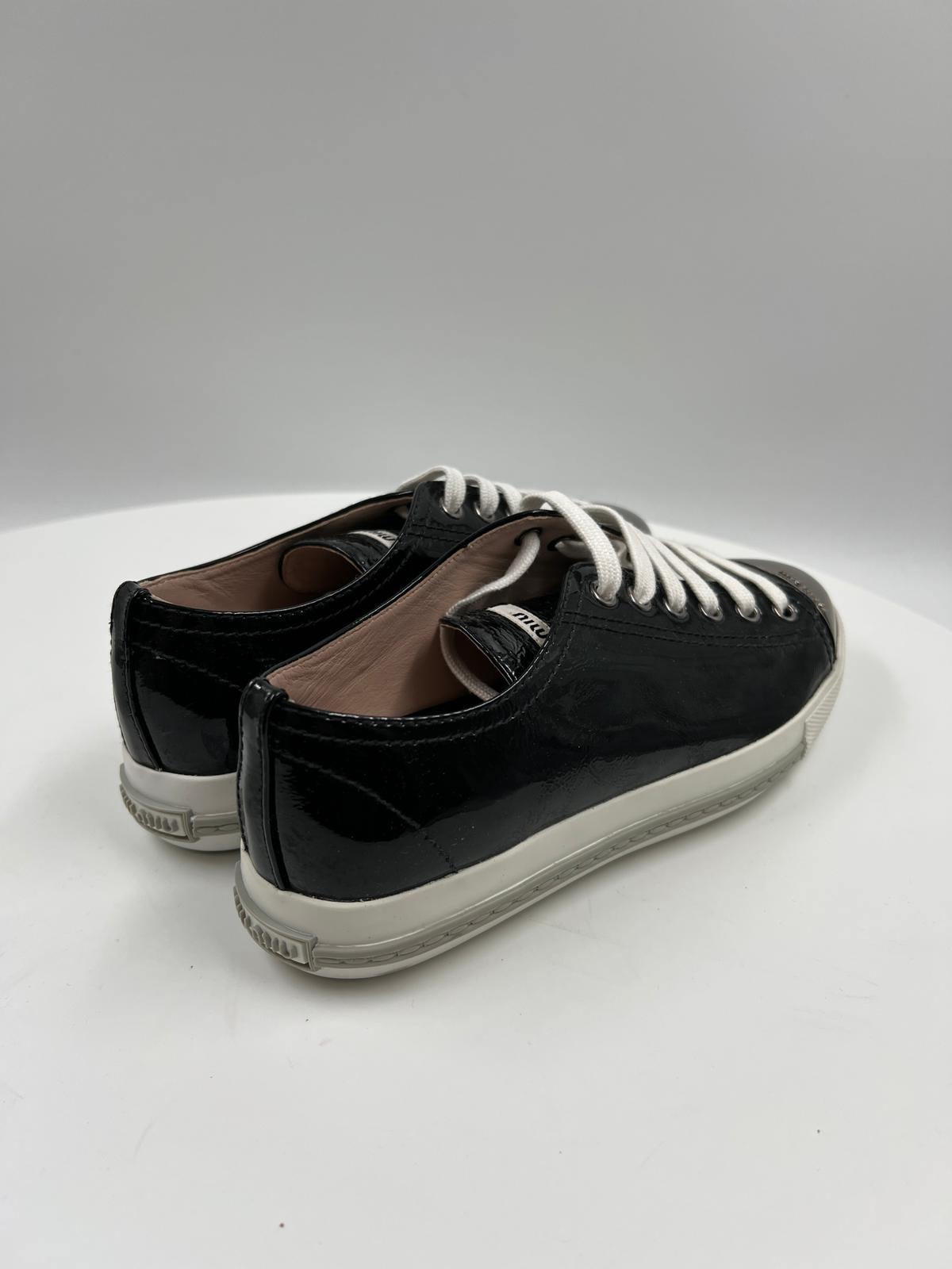 Sneakers Lack mit silbriger Spitze