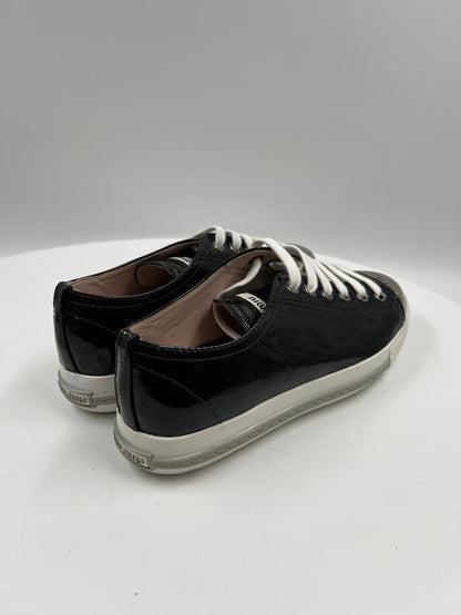 Sneakers Lack mit silbriger Spitze