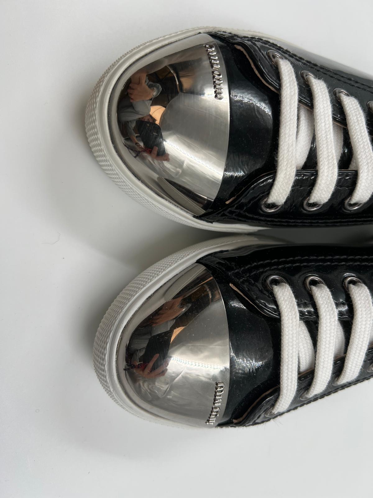 Sneakers Lack mit silbriger Spitze