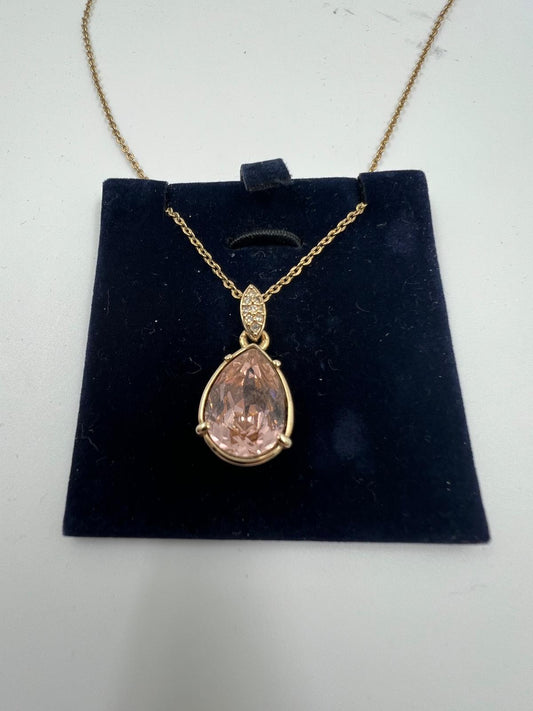 Halskette mit rosa Tropfen