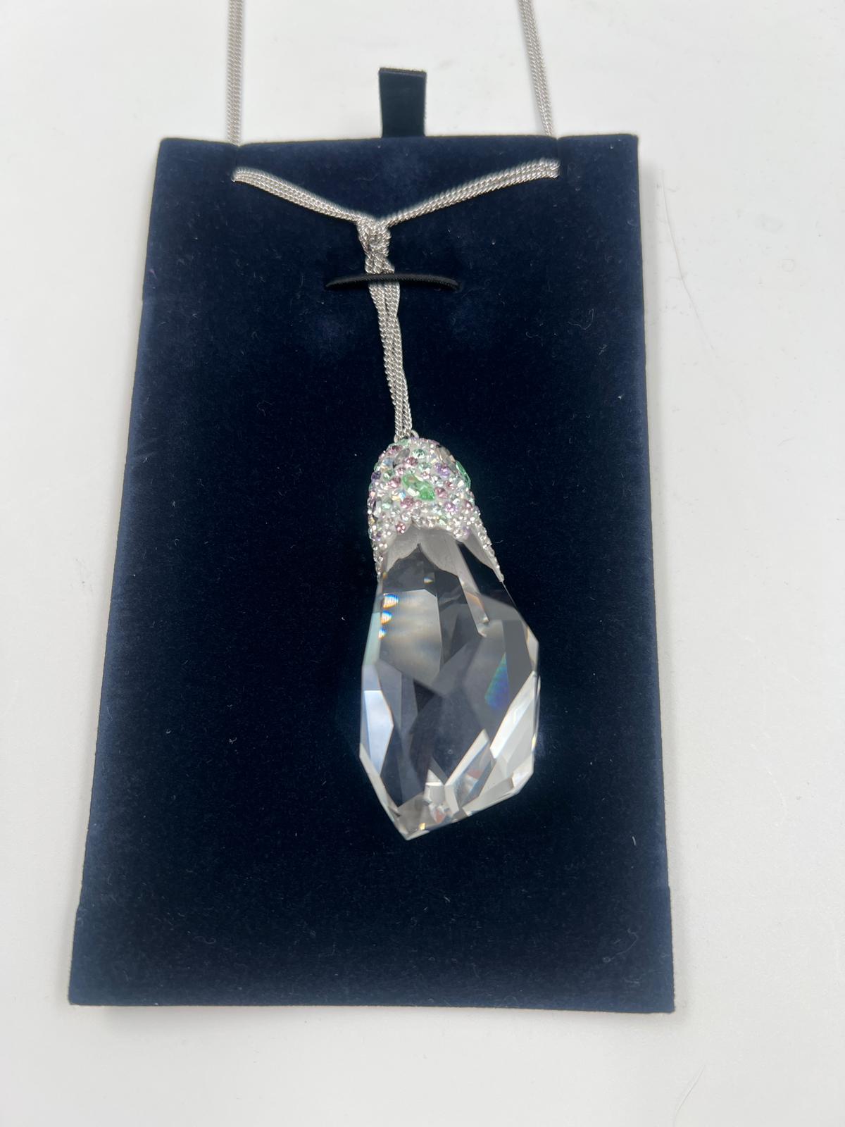 Halskette mit grossem weissem Stein