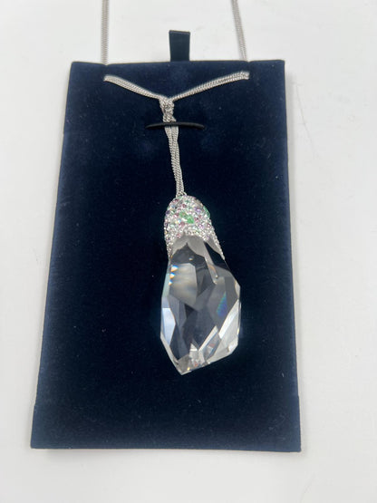 Halskette mit grossem weissem Stein