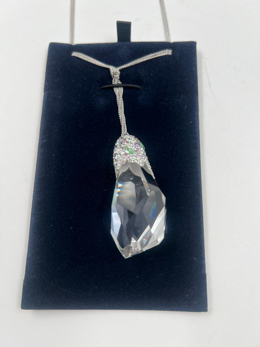 Halskette mit grossem weissem Stein