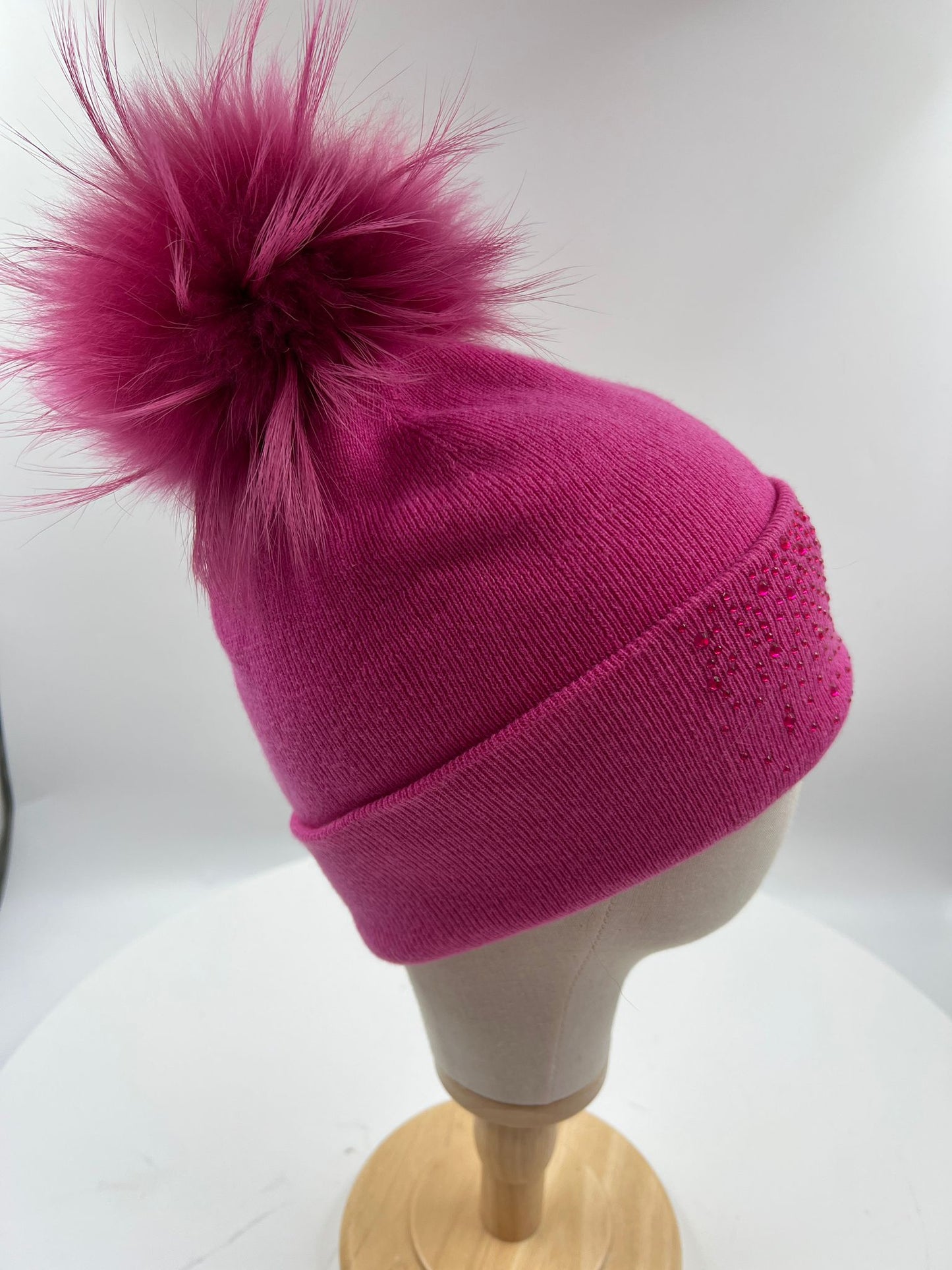 Mütze mit Fellbommel und Strass