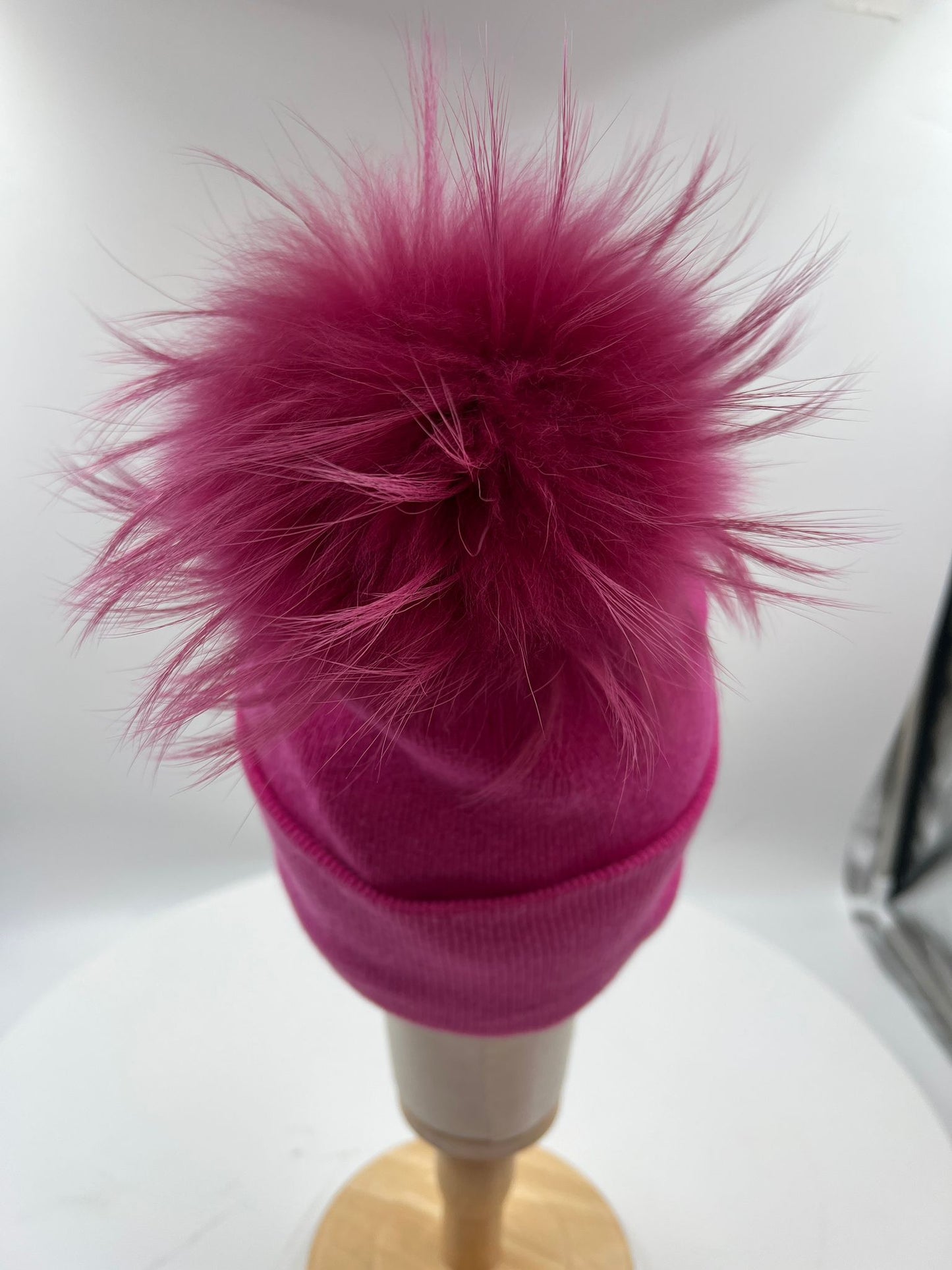 Mütze mit Fellbommel und Strass