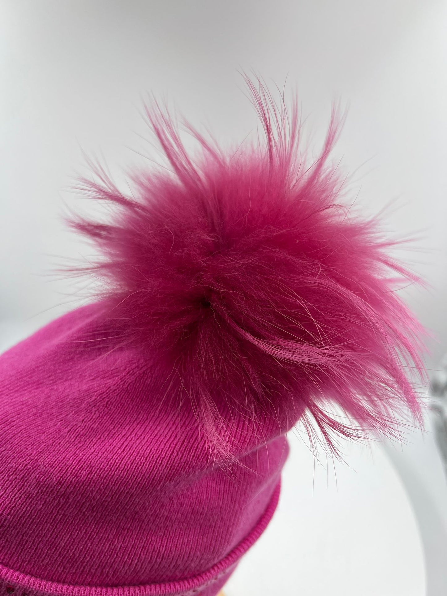 Mütze mit Fellbommel und Strass
