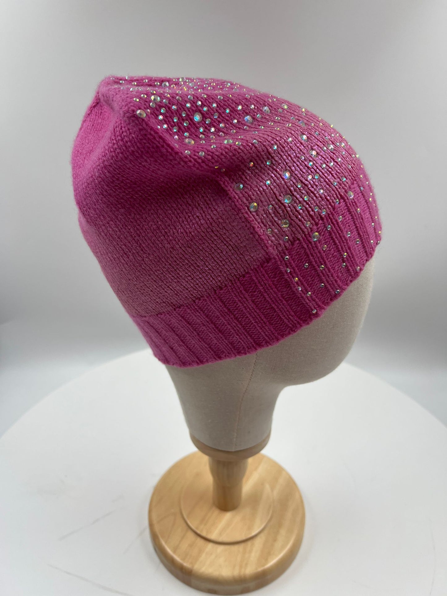 Mütze mit hellem Strass