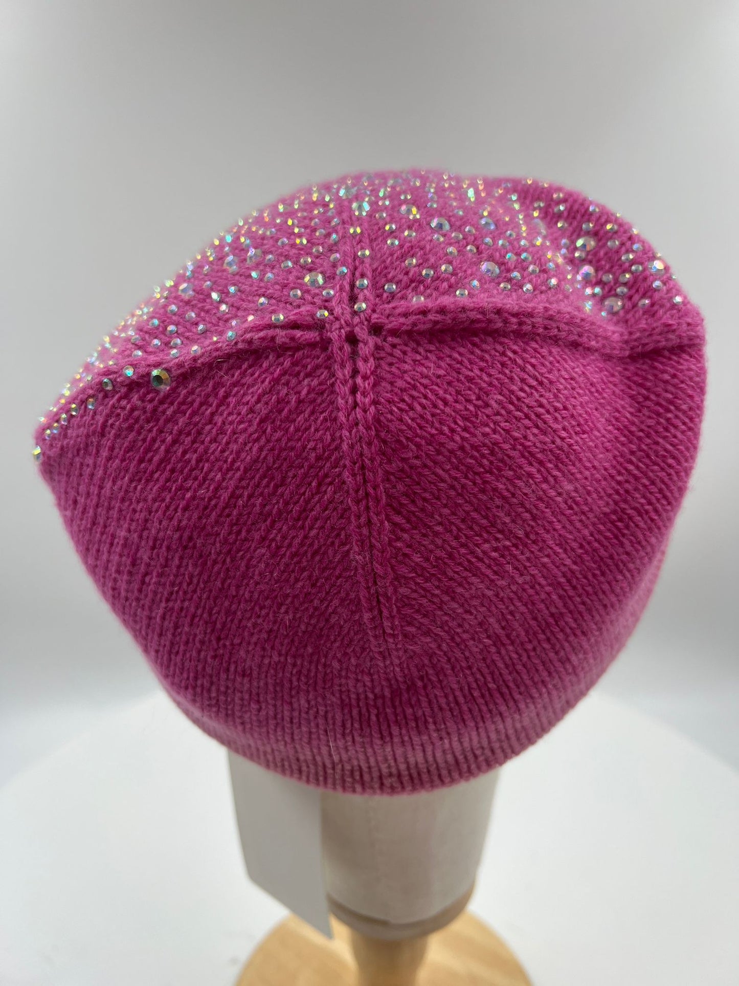 Mütze mit hellem Strass