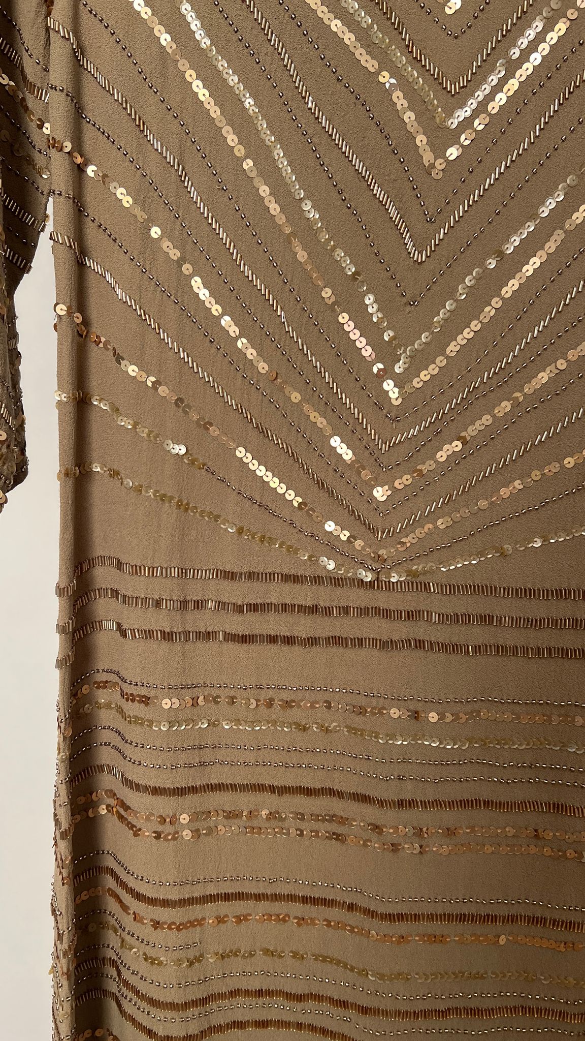 Pailletten-Kleid mit Knöpfen hinten