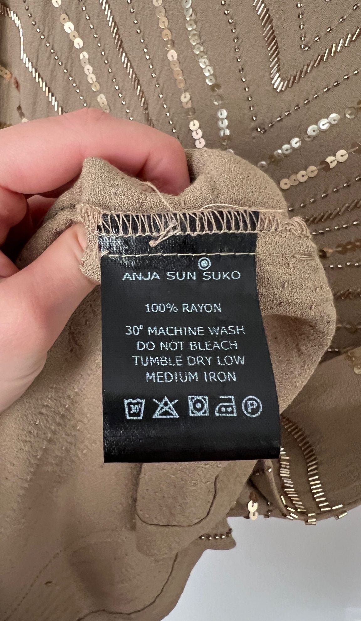 Pailletten-Kleid mit Knöpfen hinten
