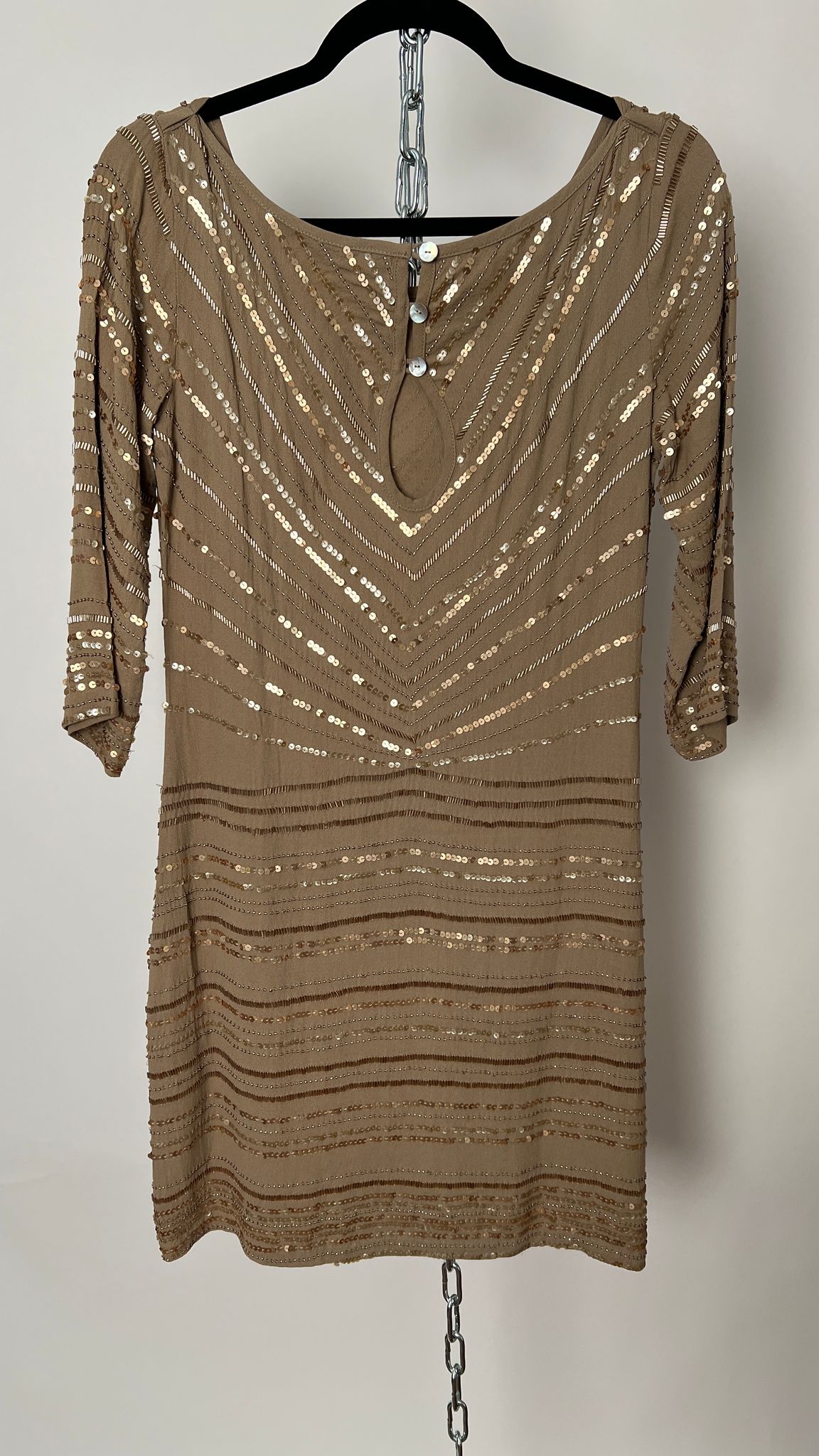 Pailletten-Kleid mit Knöpfen hinten
